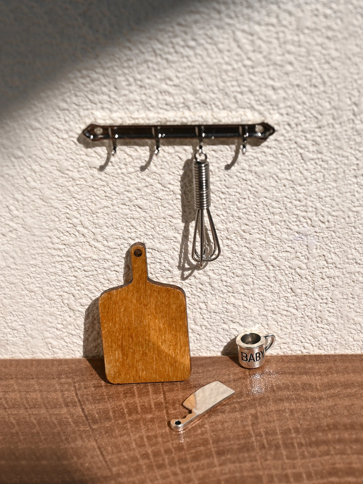 accessoire cuisine crochet clips planche découpe cuillère marron argenté moderne minimalisteintérieur decoration