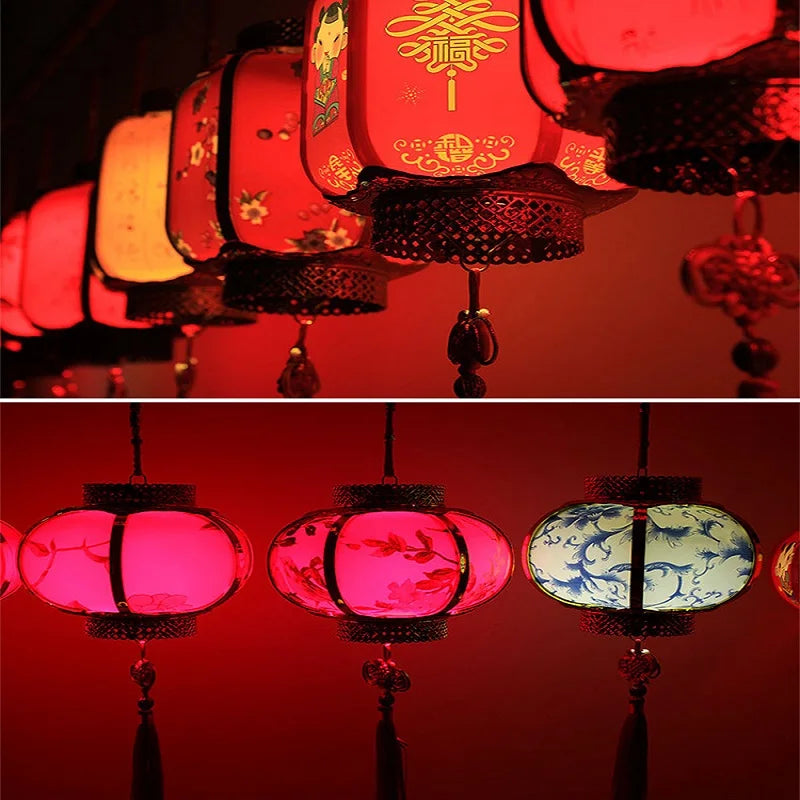 lanterne chinoise traditionnelle fleur rouge dorée décoration mariage fête artisanale pompon chaîne