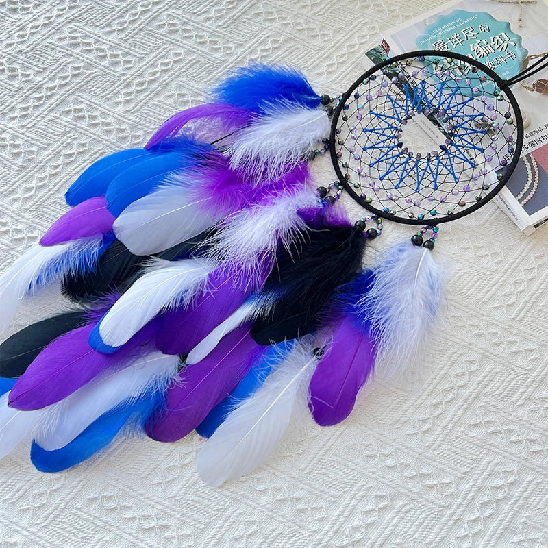 Un magnifique attrape-rêves avec des plumes aux couleurs violettes, bleues et blanches.