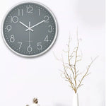 horloge murale cadre doré aiguilles noires numéros blancs moderne chambre coucher