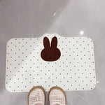 tapis sol absorbant rapide anti dérapant salle bain blanc noir points noirs visage lapin