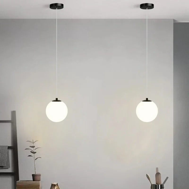 suspension lumineuse moderne sphérique verre opale noir blanc doré minimaliste