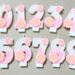 bougies numéraires forme chiffres paillettes fleurs roses centrer jaune decoration anniversaire maison festive