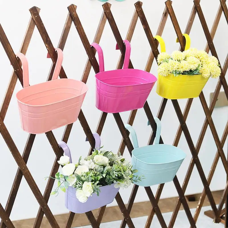 paniers suspendus modernes couleurs vives rose violet vert bleu jaune minimaliste balcon patio jardin