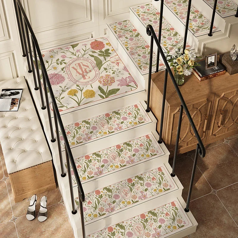 L'escalier en colimacon est orné de motifs floraux et d'un monogramme, créant une ambiance chaleureuse et élégante dans cette maison.