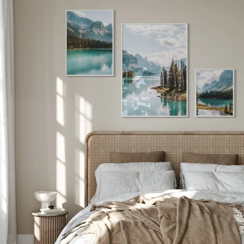 paysage montagneux lac arbres ciel nuageux décoration maison affiche photographie naturelle bleu clair vert