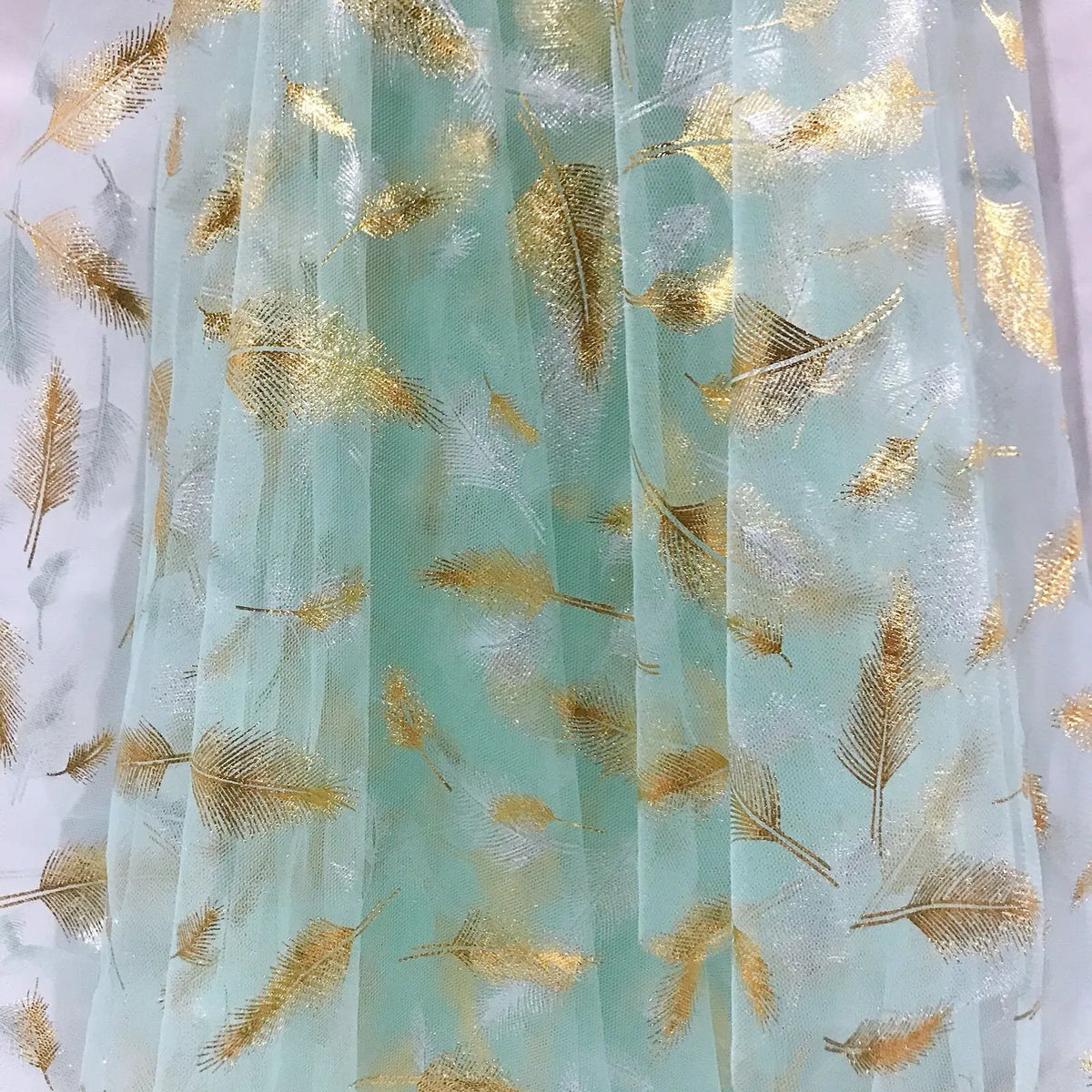 tissu tulle polyester plumes dorées robe élégante occasion festive bleu clair rouge vert gris