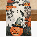 Une composition festive d'éléments d'Halloween, comme des citrouilles sculptées, des chats noirs, des fantômes et des araignées, sur un fond clair.