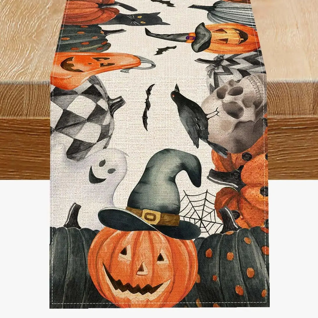 Une composition festive d'éléments d'Halloween, comme des citrouilles sculptées, des chats noirs, des fantômes et des araignées, sur un fond clair.