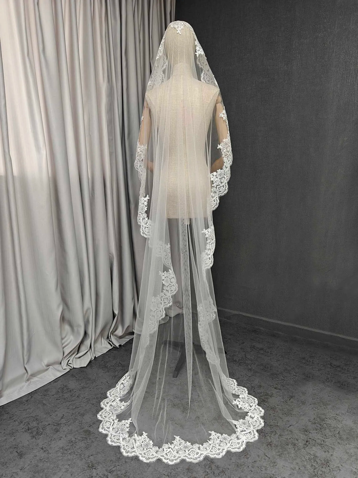 voile mariée blanc dentelle motifs floraux clips métalliques élégante translucide classique