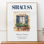 Une fenêtre traditionnelle sicilienne sur un mur en pierre, avec des volets bleus et des pots de fleurs sur le rebord, dans un style aquarelle caractéristique de Siracusa, en Italie.