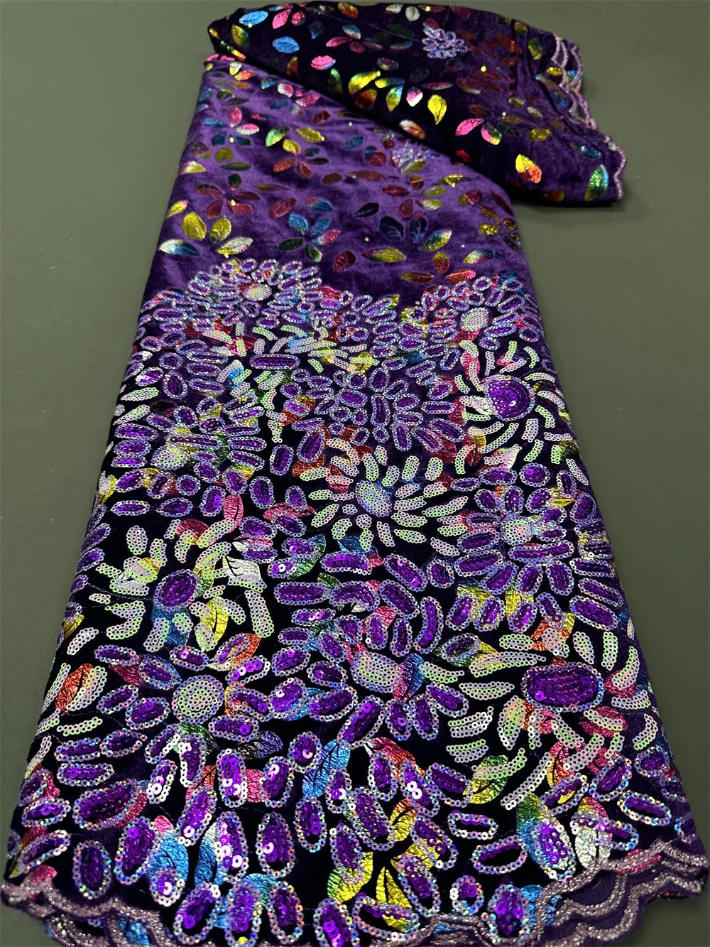 tissu décoratif brodé pailleté floral violet noir jaune rouge bleu vert sequins dentelle haute
