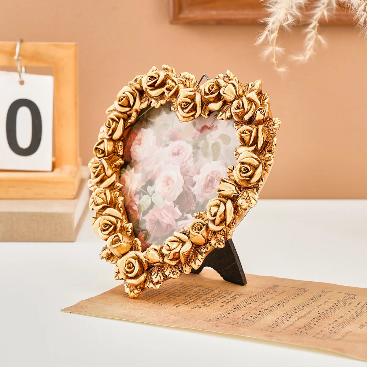 cadre photo or rose moderne baroque roses sculptées fond floral support noir