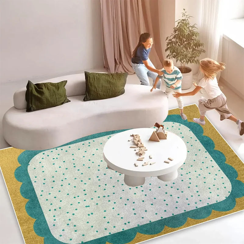 Intérieur chaleureux et ludique d'un salon avec un canapé blanc, des coussins verts et un tapis de jeu avec des motifs colorés, sur lequel deux enfants jouent joyeusement.