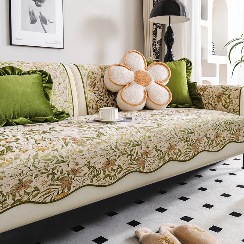 Le canapé en tissu fleuri et les coussins ornés de fleurs apportent une touche de fraîcheur et de nature à ce salon douillet et accueillant.