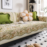 Le canapé en tissu fleuri et les coussins ornés de fleurs apportent une touche de fraîcheur et de nature à ce salon douillet et accueillant.