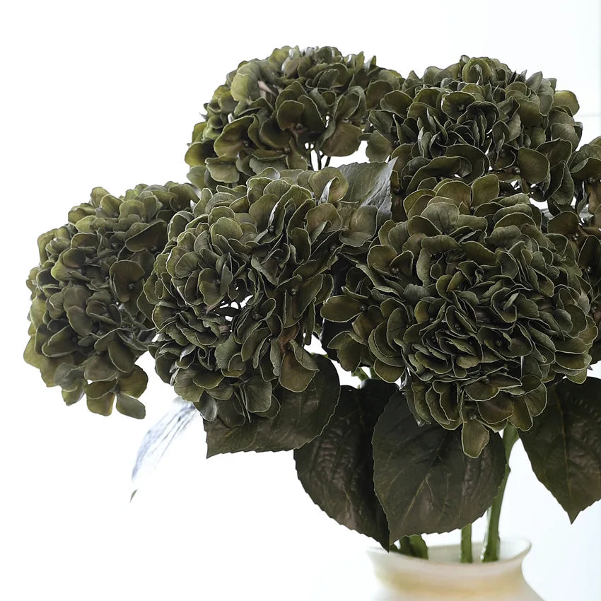 décoration intérieure bouquet artificiel hortensia fleurs vert olive marron foncé rouge vif violet modernes