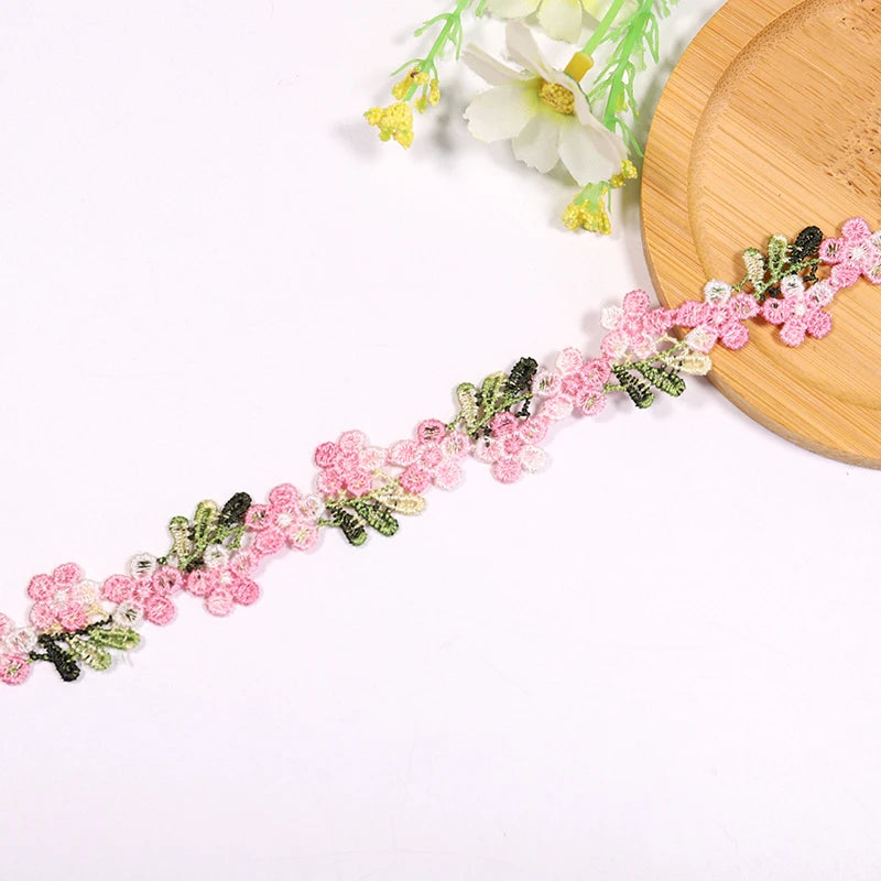 ruban decoratif brode fleurs motifs floraux couleur rouge rose vert blanc jaune solvable eau