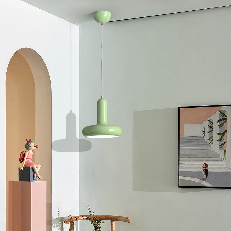 Vue d'ensemble de la lampe macaron orange dans un intérieur scandinave