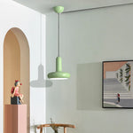 Vue d'ensemble de la lampe macaron orange dans un intérieur scandinave
