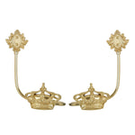 Des accessoires de style royal, couronnés de détails dorés élégants.