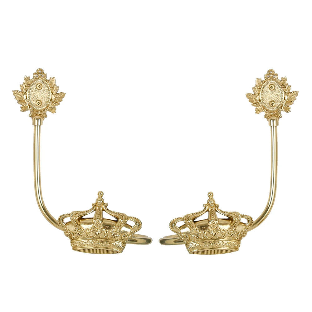 Des accessoires de style royal, couronnés de détails dorés élégants.