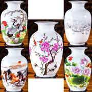 vases décoratifs blancs motifs floraux asiatique traditionnel posés socle bois