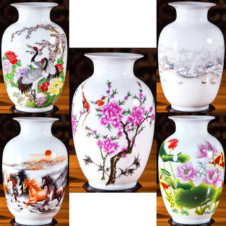 vases décoratifs blancs motifs floraux asiatique traditionnel posés socle bois
