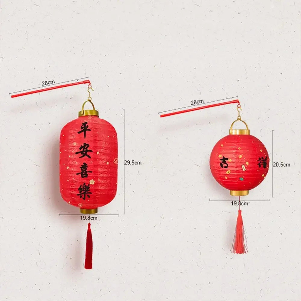 lanternes chinoises traditionnelles rouges papier fin motifs floraux calligraphiques métalliques ruban pompon fête
