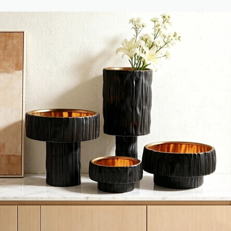 vases modernes noirs dorés rayures verticales élégants pots fleurs décoration arrangement floral