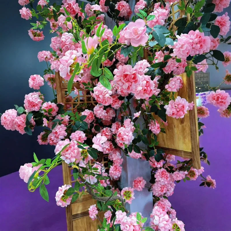 guirlande fleurs artificielles roses violets bleus oranges feuilles vertes moderne décoration intérieure accrochée tringle