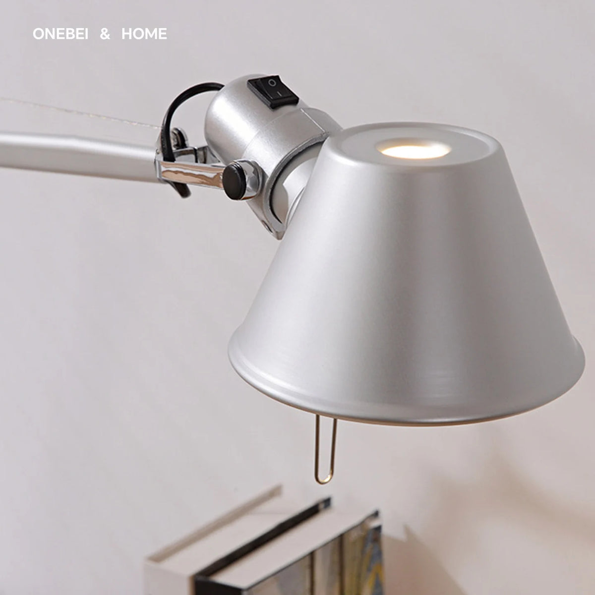 lampe moderne led réglable argenté base rotative interrupteur câbleflux lumineux variable décoration intérieure