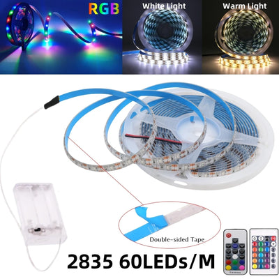 Ruban LED à piles flexible blanc installé derrière un téléviseur moderne