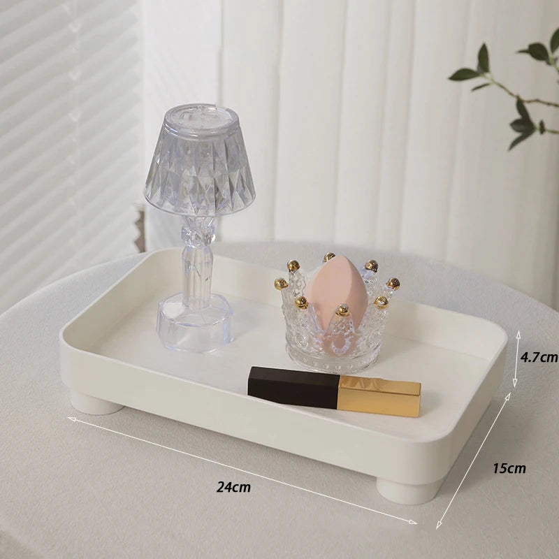 plateau rectangulaire blanc imitation bois vases bouteilles transparentes petite lampe cloche cloisonnement