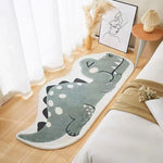 Tapis en forme de dinosaure gris et blanc, placé sur un sol en bois clair, dans une pièce décorée avec des éléments naturels et épurés.
