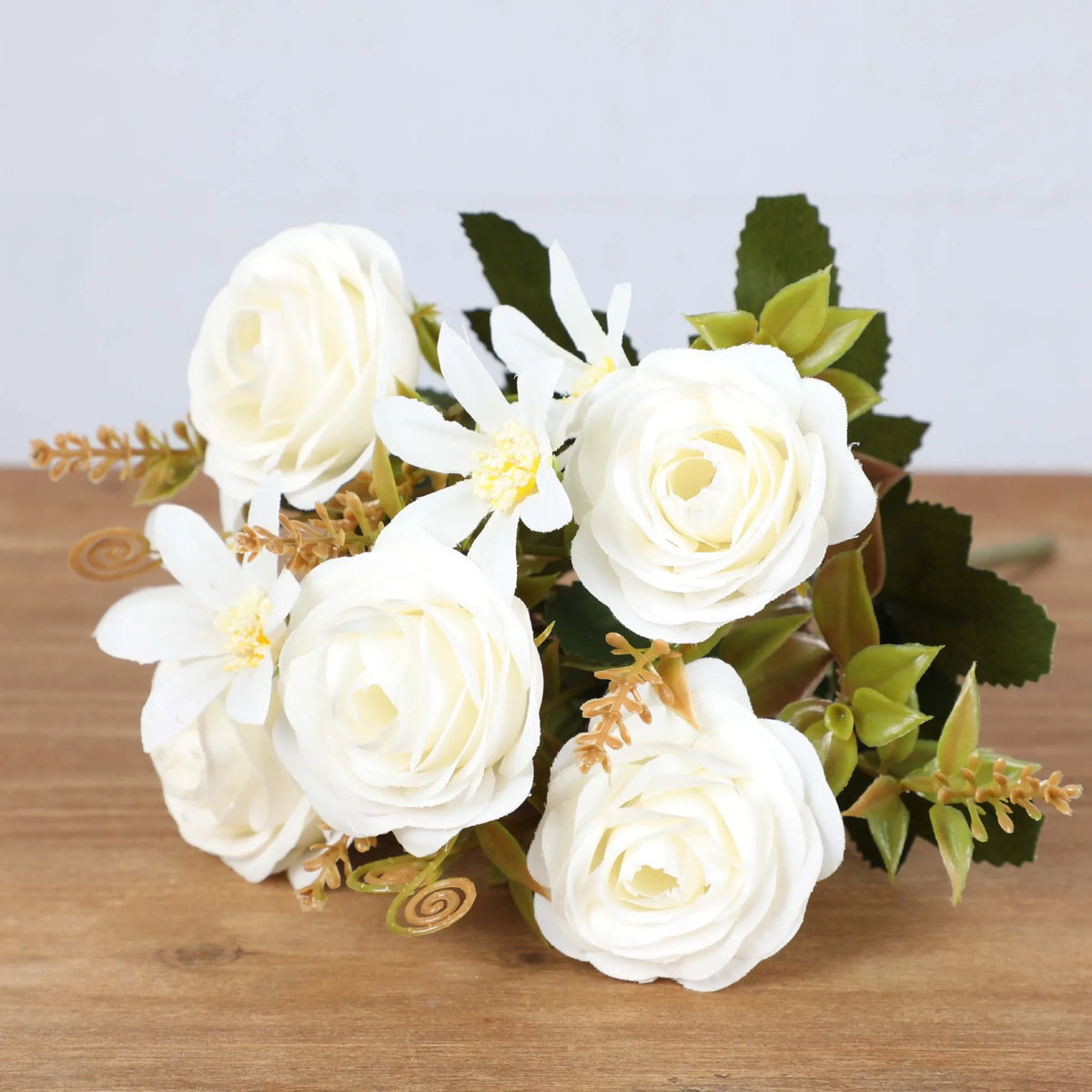 bouquets artificiels fleurs roses bleues blanches vases décoration intérieure mariage anniversaire rustic vintage