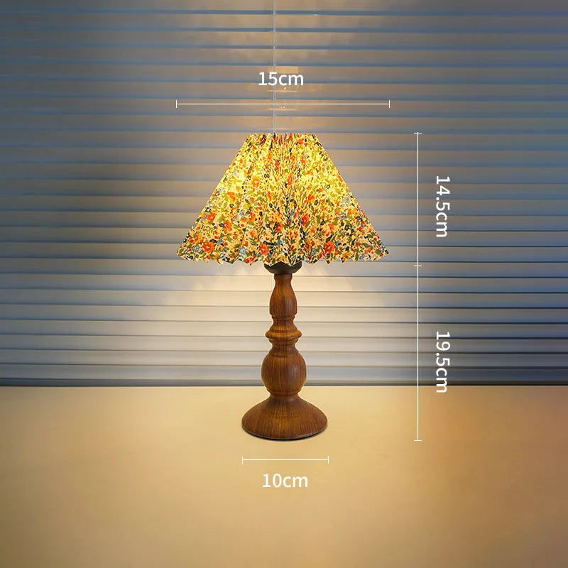 lampe table vintage romantique bois marron tissu multicolore fleurs imprimées jaune rouge bleu