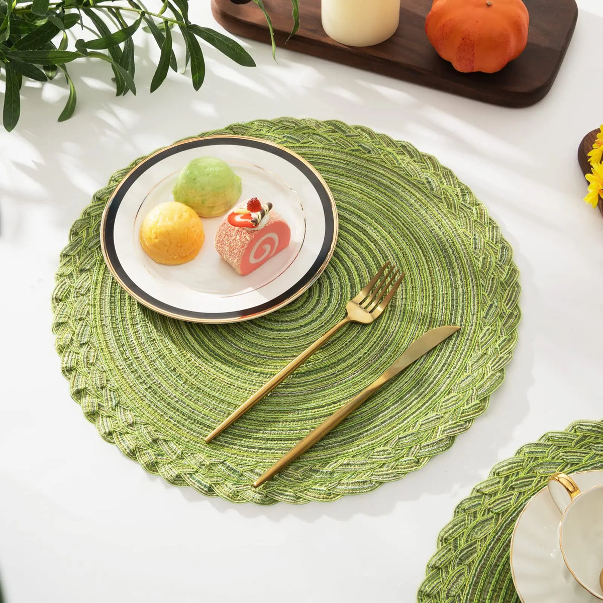 serviettes table rondes modernes vert clair tissées fils transparents respectueux environnement decoration table assises