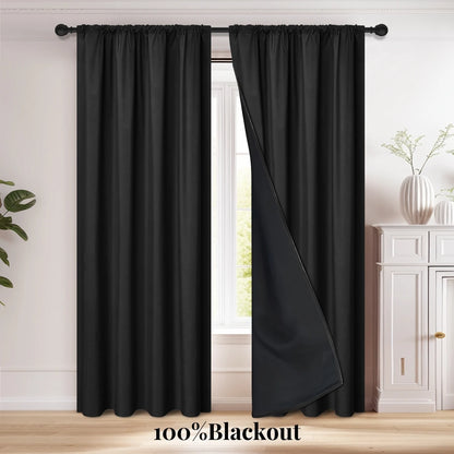 Image montrant un élégant traitement de fenêtre avec des rideaux noirs tombant en cascades douces, parfait pour ajouter une touche de sophistication à n'importe quel intérieur domestique. Un produit clé pour ceux qui recherchent des solutions de décoration de fenêtre haut de gamme.