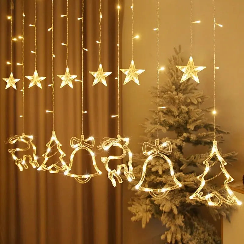 Guirlande lumineuse utilisée comme rideau dans un salon