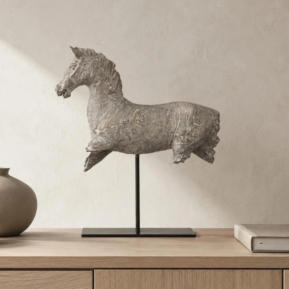 statue équestre résine gris beige aspect vieilli décoratif rustique socle métallique noir éléments