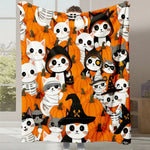 De nombreux chats mignons en costume d'Halloween, entourés de citrouilles orange, créant une décoration festive et amusante pour la saison.