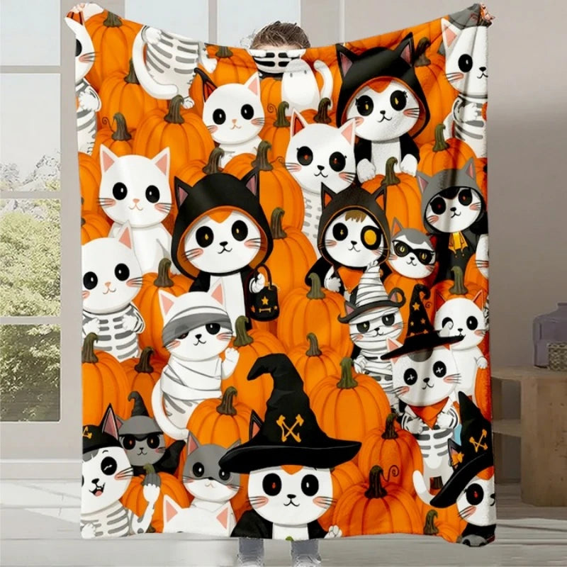 De nombreux chats mignons en costume d'Halloween, entourés de citrouilles orange, créant une décoration festive et amusante pour la saison.