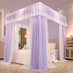 Le lit baldaquin à rideaux violets dans une chambre lumineuse et confortable avec des ornements décoratifs.