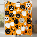 Motifs de citrouilles d'Halloween en noir et blanc sur un fond orange vif, avec des fleurs et des éléments décoratifs rappelant la période d'Halloween.