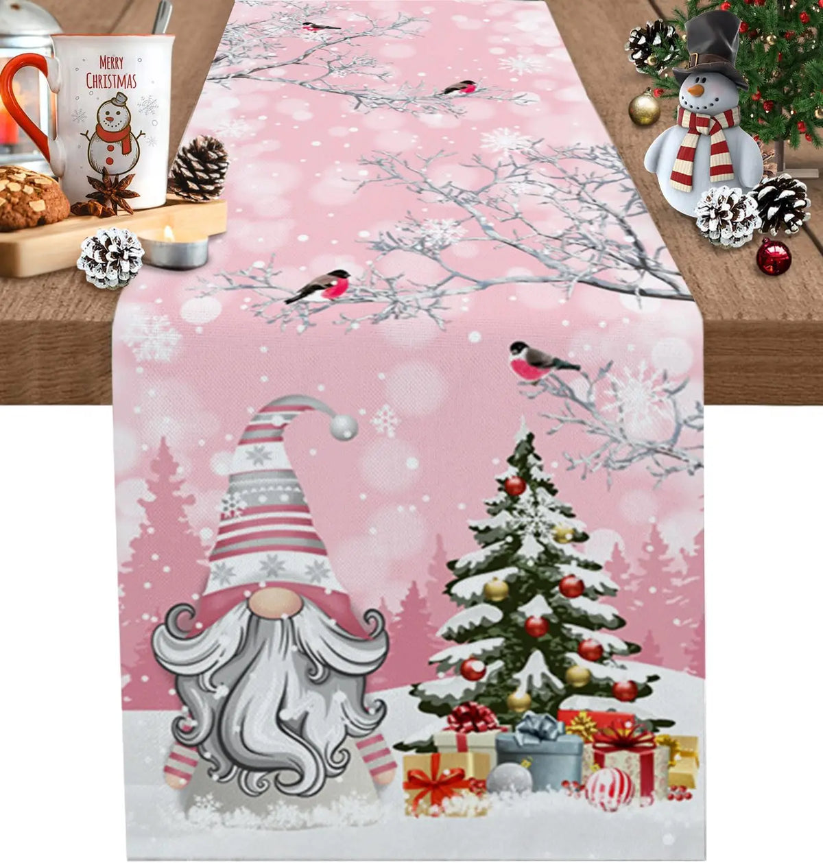 Une scène de Noël féerique avec des personnages de Noël, des oiseaux et des décorations hivernales sur un fond rose pastel.