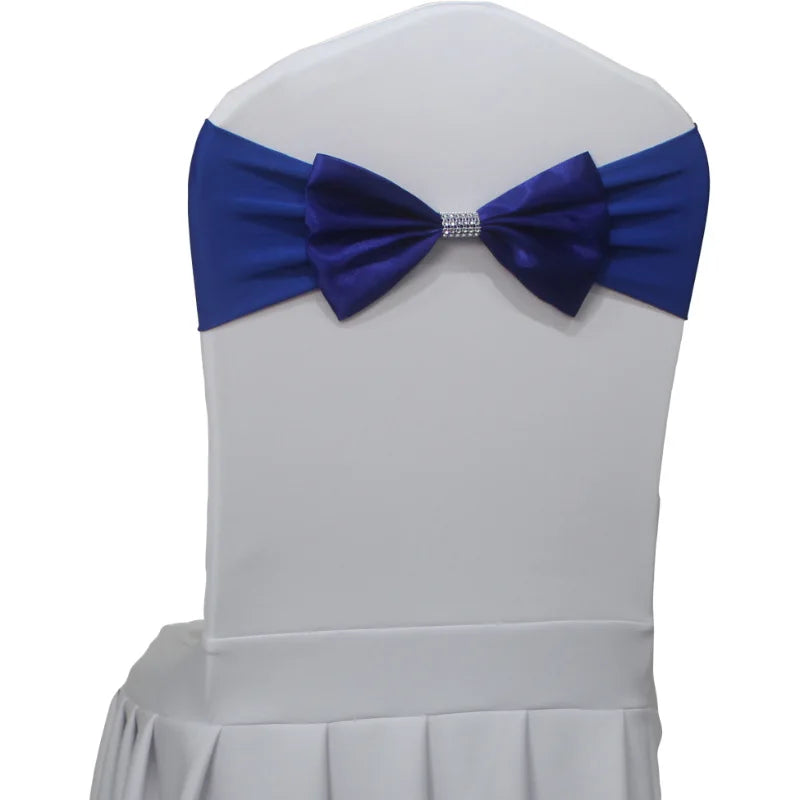 L'image montre un nœud papillon bleu marine attaché à un dossier de chaise blanc, avec un ruban décoratif qui forme un nœud papillon.