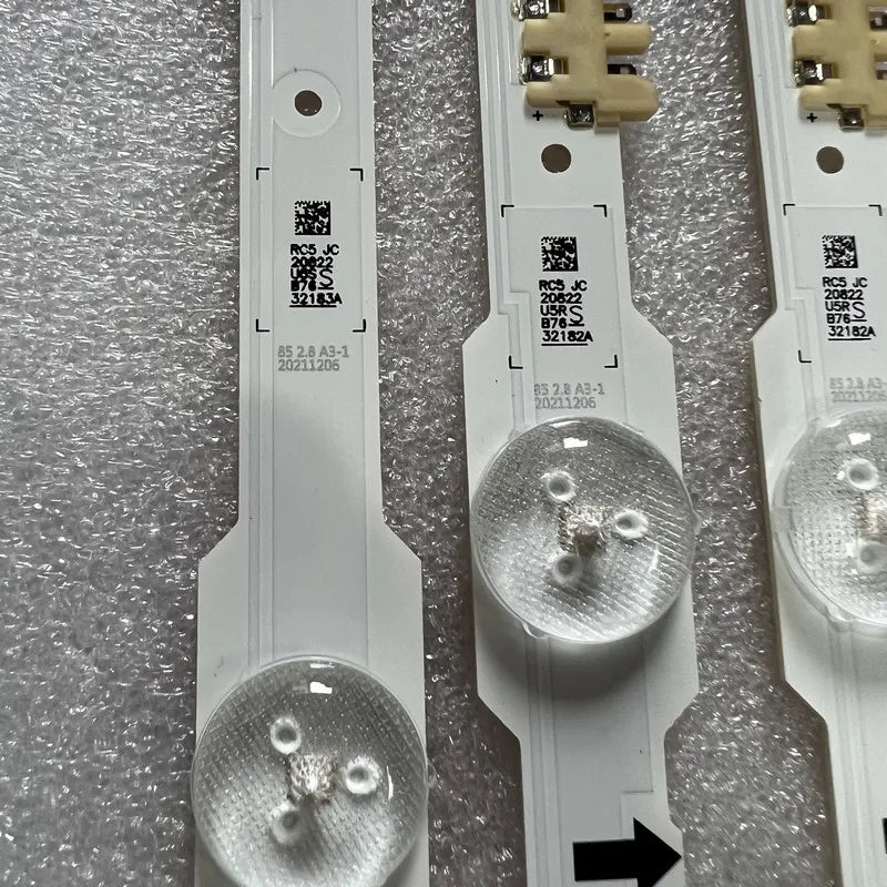 Bande lumineuse led blanc ronde translucent moderne connecteurs électriques étiquettes techniques numéros série