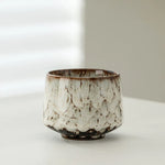 tasses vert marron beige texture marbrée motifs floraux artisanal moderne