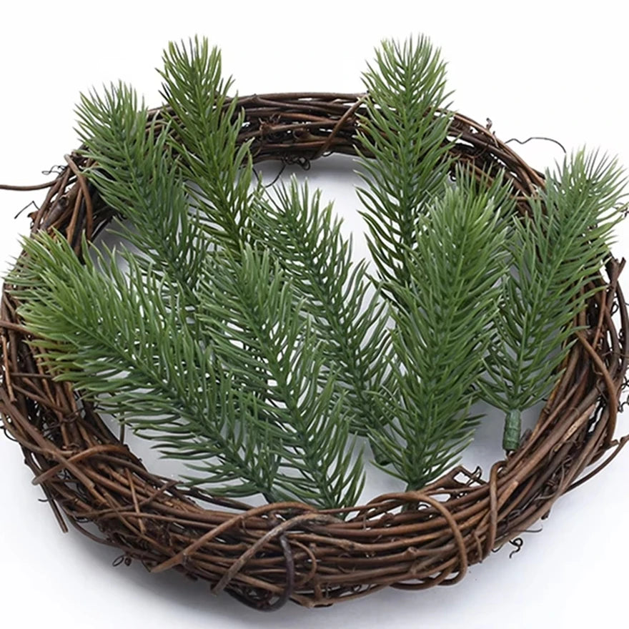 couronne noël artificielle branches sapin baies rouges cônes pin feuilles vertes traditionnelle opaqueextérieur